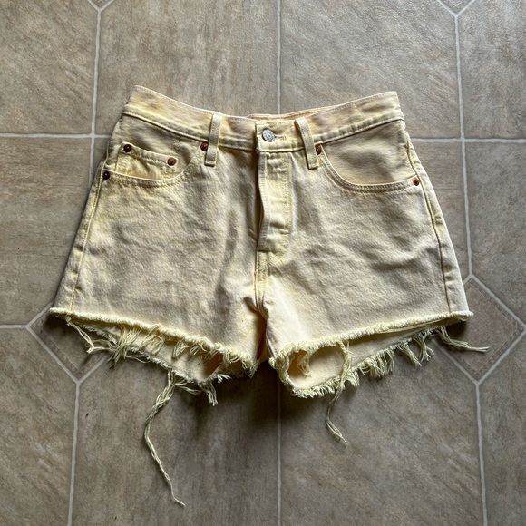 Levi’s Pale Yellow Shorts - Picture 1 of 3